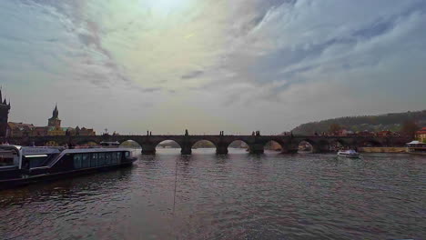 Prag-Moldau-Flussansicht-Historische-Karlsbogenbrücke-Mittelalterlich-Stein-Tschechische-Republik