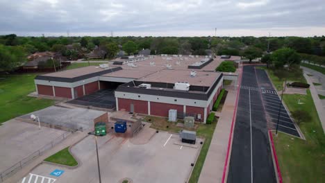 Este-Es-Un-Video-Aéreo-De-La-Escuela-Primaria-De-Highland-Village-En-Highland-Village,-Texas.