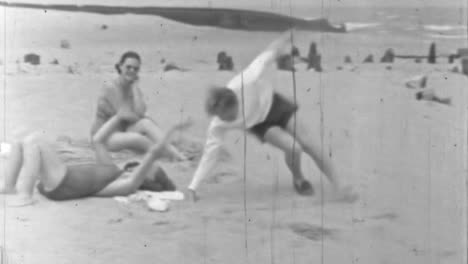 Strandspaß-Der-1930er-Jahre:-Akrobatikposen-Wohlhabender-Kaukasier-In-Vintage-Bademode