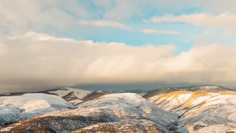 Lapso-De-Tiempo-De-Puesta-De-Sol-De-Invierno-Nevado-De-Alpenglow-Y-Nubes-Bajas-Sobre-Las-Montañas