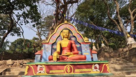 Blick-über-Die-Goldbemalte-Sitzende-Buddhastatue-Im-Park-Der-Swayambhu-Stupa