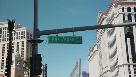 Las-Vegas-Boulevard-Street-Sign-Con-Hoteles-Casino-En-Segundo-Plano.