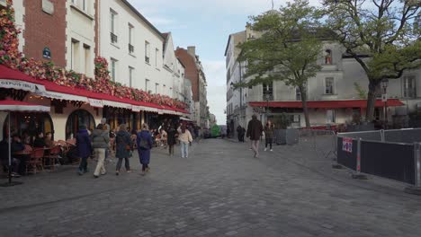 Los-Parisinos-Pasean-Por-El-Barrio-De-Montmartre.