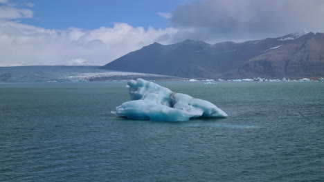 Iceberg-in-Glacial-Lagoon-Under-Glacier-Ice-Cap,-Wide-View