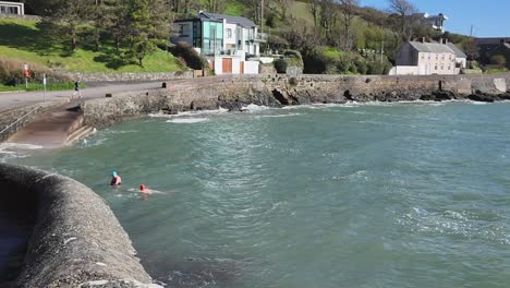 Sandycove,-Kinsale,-Irlanda,-Entusiastas-De-La-Salud-Y-El-Deporte-Nadando-Y-Corriendo-En-Un-Día-Soleado