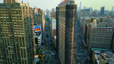 Coming-from-Madison-Square-park-flying-past-Flatiron-Building,-New-York-above-Broadway