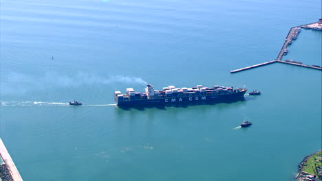 Una-Toma-Más-Amplia-De-Un-Barco-Portacontenedores-Entrando-Al-Puerto-De-Ciudad-Del-Cabo.