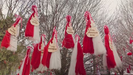 Tradición-Folclórica-De-Baba-Marta,-Muñecas-Martenitsa-Hechas-A-Mano-Rojas-Y-Blancas-Cuelgan-De-Los-árboles