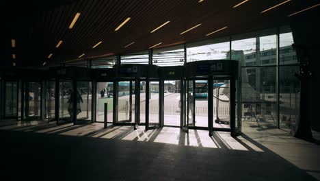 Rotierende-Ankunfts--Und-Abflugdrehtüren-Am-Niederländischen-Bahnhof-In-Arnheim-Mit-Gegenlicht