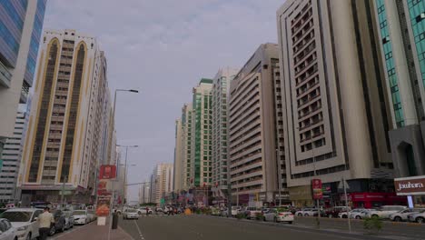 Vista-Diurna-De-La-Ciudad-De-Abu-Dhabi,-Emiratos-Árabes-Unidos,-Mostrando-Sus-Modernos-Rascacielos
