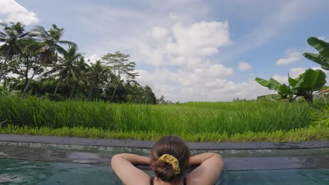Una-Mujer-Nadando-En-La-Piscina-De-Kayangan-Villa-Ubud-En-Kenderan-Tegalalang,-Bali,-Indonesia