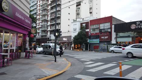 Einheimische-Gehen-Im-Herbst-Auf-Der-Corrientes-Avenue-Im-Viertel-Buenos-Aires-Spazieren,-Lateinamerikanische-Fußgänger-Und-Autos-Fahren-Nachmittags-Durch-Die-Stadt,-Villa-Crespo,-Südamerika