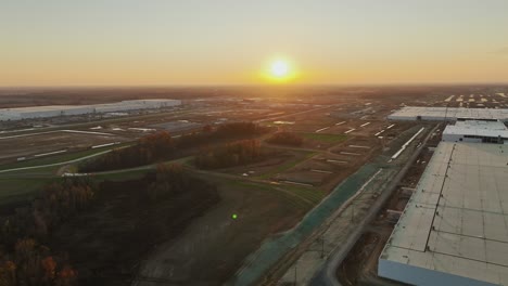 Revelación-Aérea-Del-Megacampus-De-Ford,-Ciudad-Blueoval-En-Stanton,-Tn-Durante-Una-Hermosa-Puesta-De-Sol