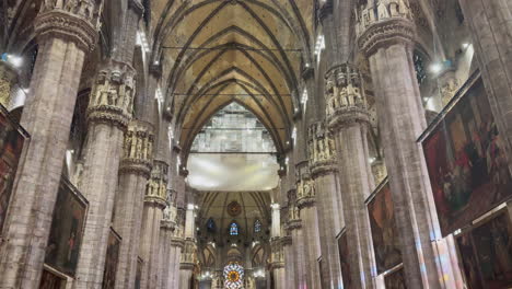 Dentro-Del-Duomo-Catedral-Vista-Milano-Italia-Italia-Europa-Centro-De-La-Ciudad-Metropolitana-Gente-Multitudes-Pájaros-Estatua-Otoño-Otoño-Octubre-Noviembre-Paisaje-Compras-Autobús-Recorrido-Turista-Viajar-Paseo