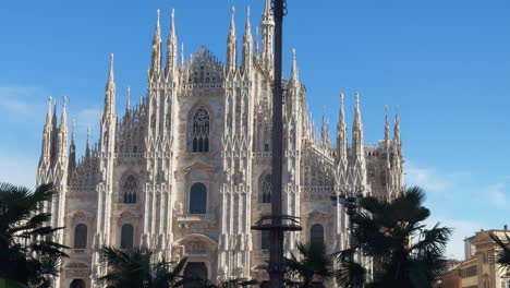 Der-Dom-Kathedrale-Architektur-Platz-Mailand-Italien-Italia-Flagge-Europa-Stadtzentrum-Metropolitan-Statue-Herbst-Oktober-November-Landschaft-Einkaufen-Bus-Tour-Ankunft-Tourist-Fahrt-Reise-Taxistand