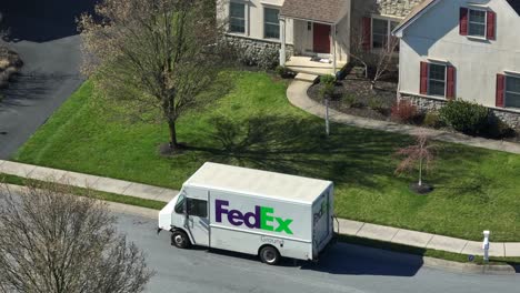 Entrega-Terrestre-De-Fedex-En-Los-Suburbios-Residenciales-De-La-Ciudad-Americana-A-La-Luz-Del-Sol