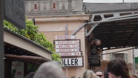 Mehrsprachiges-Willkommensschild-Am-Bahnhof-Soller-Auf-Mallorca