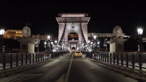 Tráfico-Nocturno-En-El-Puente-De-Las-Cadenas-Széchenyi,-Budapest.-Lapso-De-Tiempo