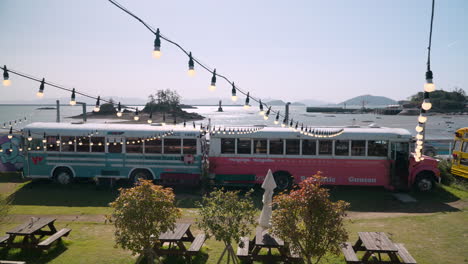 Bunte-Busse-An-Der-Küste-In-Gunsan,-Südkorea,-Teil-Des-Munyeodo-Bus-Café