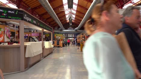 El-Lugar-Marché-Couvert-Colmar-Está-Lleno-De-Encanto-Y-Es-Un-Escenario-Perfecto-Para-Los-Puestos-Del-Mercado.