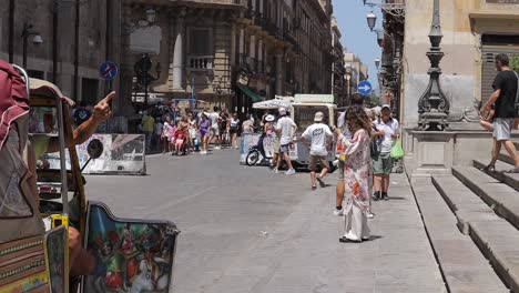 Menschen-Auf-Den-Straßen-Von-Palermo,-Italien