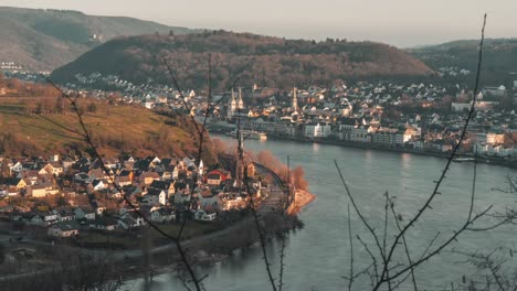 Timelapse-De-La-Ciudad-De-Boppard-En-El-Río-Rin-Alemania,-Alejamiento-Panorámico