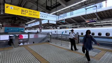 Passengers-At-The-Railway-Station-Platform-In-Tokyo,-Japan