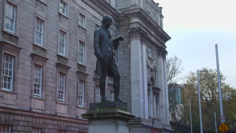 Bronzestatue-Von-Edmund-Burke-Vor-Dem-Trinity-College,-Dublin,-Irland