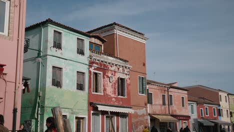 Pastellfarbene-Architektur-Und-Abblätternde-Farbe-Auf-Der-Insel-Burano