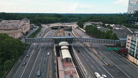 Stadtstraßen-Und-Brücke-Mit-Autos---Fußgängerbrücke-Der-Buckhead-Station-In-Atlanta,-GA,-USA---Hyperlapse