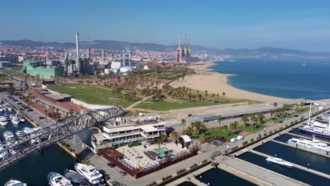 Luftaufnahme-Einer-Drohne-Von-Der-Stadt-Badalona-In-Barcelona-An-Einem-Sonnigen-Tag-Entlang-Der-Küste