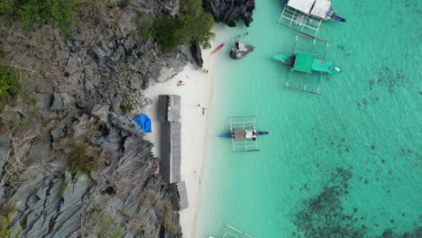 Holidaymakers-and-Tour-Boats-at-Tropical-Banul-Beach-in-Coron,-Ascending-Aerial