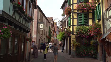 Ribeauvillé-Tiene-Una-De-Las-Casas-Más-Bonitas-Con-Una-Decoración-única-En-Su-Fachada