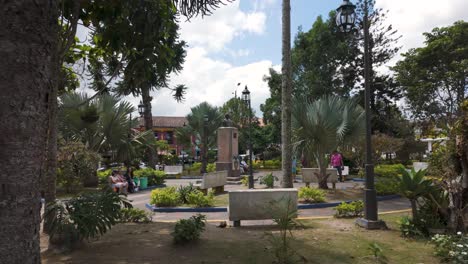 Parque-Natural-Central-Bolívar-En-Filandia,-Colombia,-Estatua-Ecuestre,-Gente