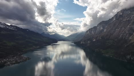 Wolken-über-Dem-Walensee,-Schweizer-Aussicht---Luftaufnahme