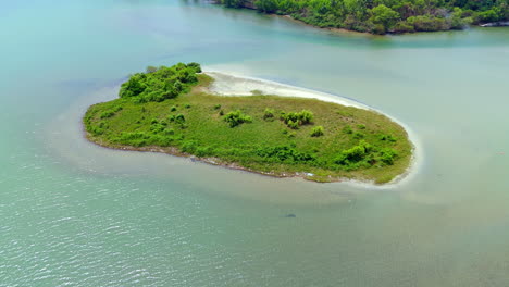 Pequeña-Isla-En-Un-Lago,-Masa-De-Tierra-Dentro-De-Un-Lago