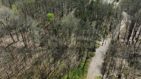 Menschen-Genießen-Den-Weg-Durch-Waldbäume-Im-Bell-Slough-Wildlife-Management-Area,-Arkansas