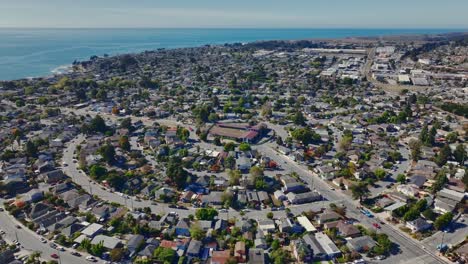 Luftaufnahmen-Zeigen-„The-Circles“-In-Santa-Cruz,-Zentrum-Der-Surfkultur-Mit-Ikonischer-Steamer-Lane