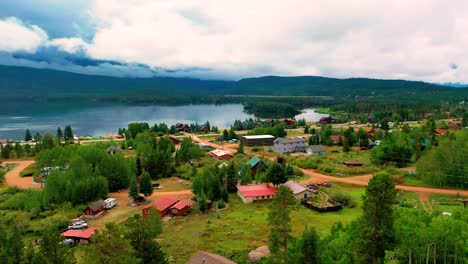 Rocky-Mountain-Lake,-Umgeben-Von-Hütten-Im-Wald