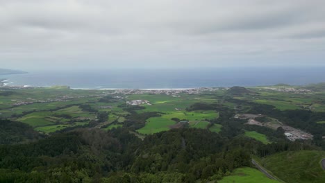 Luftaufnahme-über-Grüne-Hügel-Und-Das-Meer-Auf-Den-Azoren,-Portugal