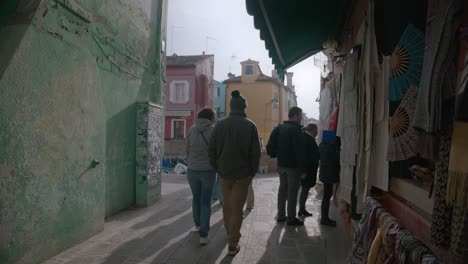 Paseando-Por-Las-Tiendas-De-Encajes-En-El-Callejón-De-Burano