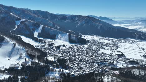 Toma-Aérea-En-órbita-De-La-Aldea-Japonesa-De-La-Estación-De-Esquí-De-Montaña-Nozawaonsen.