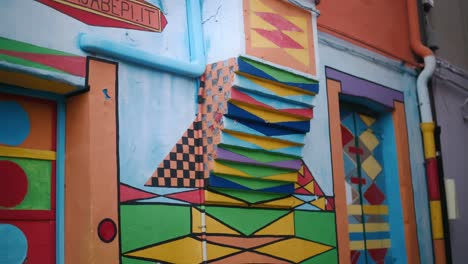 Casa-di-Bepi's-Geometric-Facade-Art,-Burano-island,-Italy