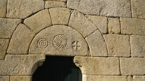 Stone-Archway-Carvings,-San-Pedro-de-Solbeira-de-limia,-Spain