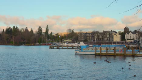 Schwenk-über-Den-Lake-Windermere-An-Den-Ufern-Des-Dorfes-Bowness-on-Windermere