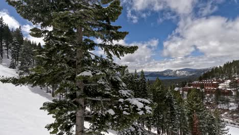 Hermoso-Paisaje-Del-Lago-Tahoe-Desde-Un-Remonte-Que-Asciende-Sobre-La-Estación-De-Esquí-Diamond-Peak