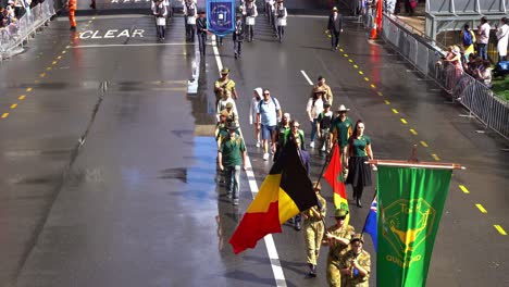 Voluntarios-Del-Toc-H-Australia-Participan-En-El-Desfile-Del-Día-De-Anzac,-Caminando-Por-Las-Calles-De-La-Ciudad-De-Brisbane,-En-Honor-A-Quienes-Sirvieron