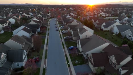 Amerikanische-Nachbarschaft-Während-Der-Goldenen-Stunde-Sonnenuntergang-Im-Frühling