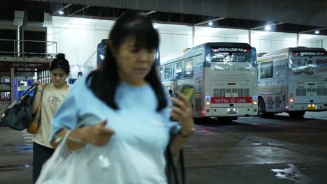 Passagiere,-Die-Von-Der-Anderen-Seite-Kommen,-Gehen-Zu-Ihrem-Zugewiesenen-Bahnsteig-An-Einem-Busbahnhof-In-Bangkok,-Thailand