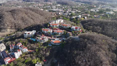 Vista-Orbital-De-Condominios-Ubicados-En-Medio-De-Las-Montañas-En-Huatulco,-Oaxaca,-México.